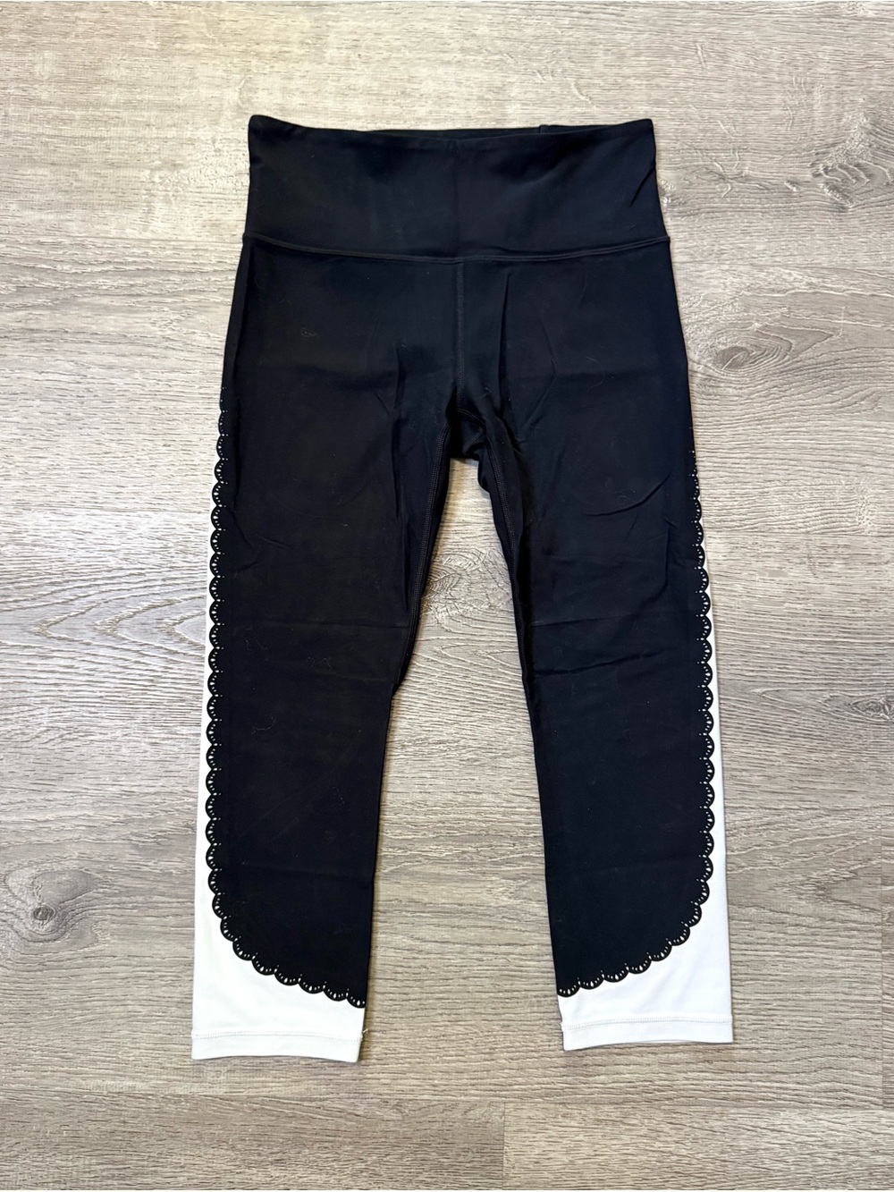 •ATHLETA• ELATION SCALLOP CAPRI LEGGINGS